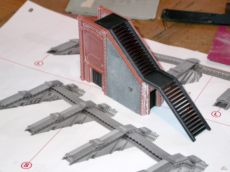 154 Treppe zum Bahnsteig.JPG - Das entstehende Bauwerk zum Vergleich auf dem Original-Bauplan